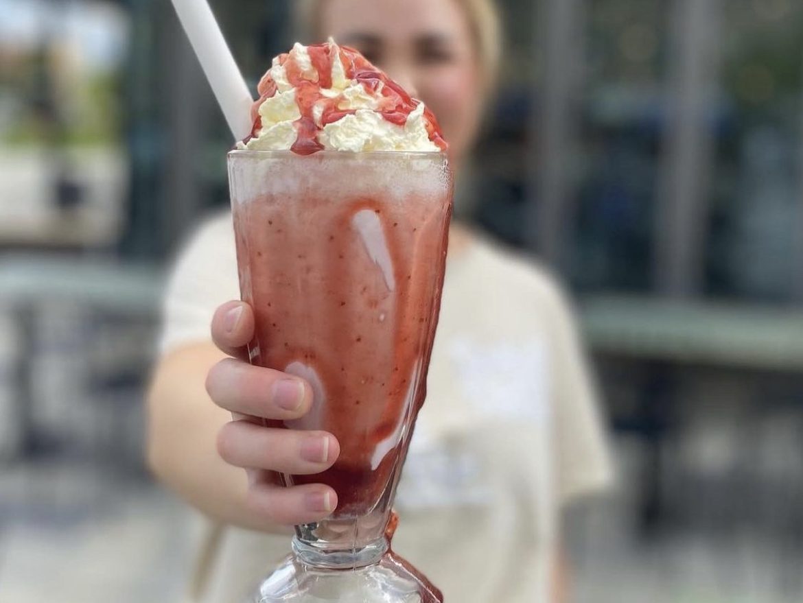 Milkshakeglas med jordgubbemilkshake