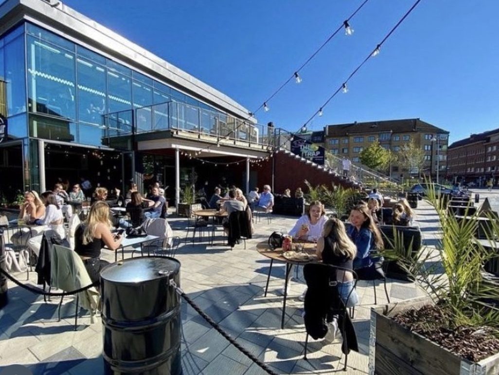 Uteserveringen full av gäster i vårsolen