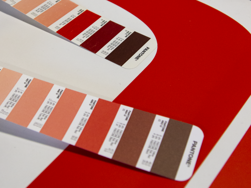 Färgprover med färgkarta ligger på ett bord